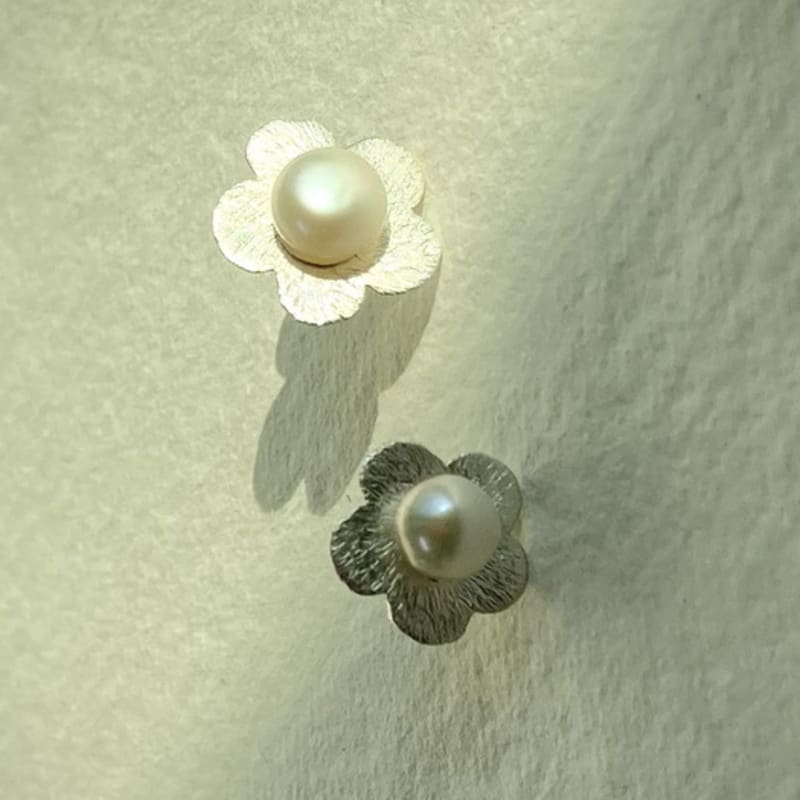 SUZURAN Uneven Silver Earring_pearl Daisy