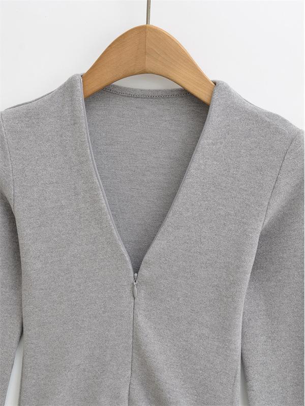 Chic French V-Neck Zipper Long Sleeve Slim Fit T-Shirt for Women, Autumn/Winter High-End Style.