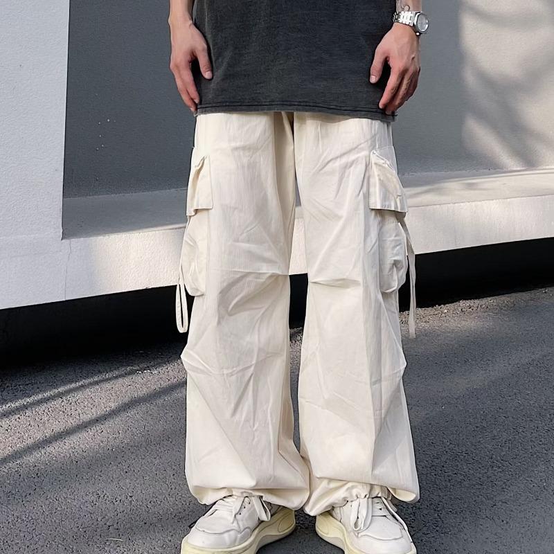 Trendige Herrenhose mit mehreren Taschen und weitem Bein im Loose-Fit