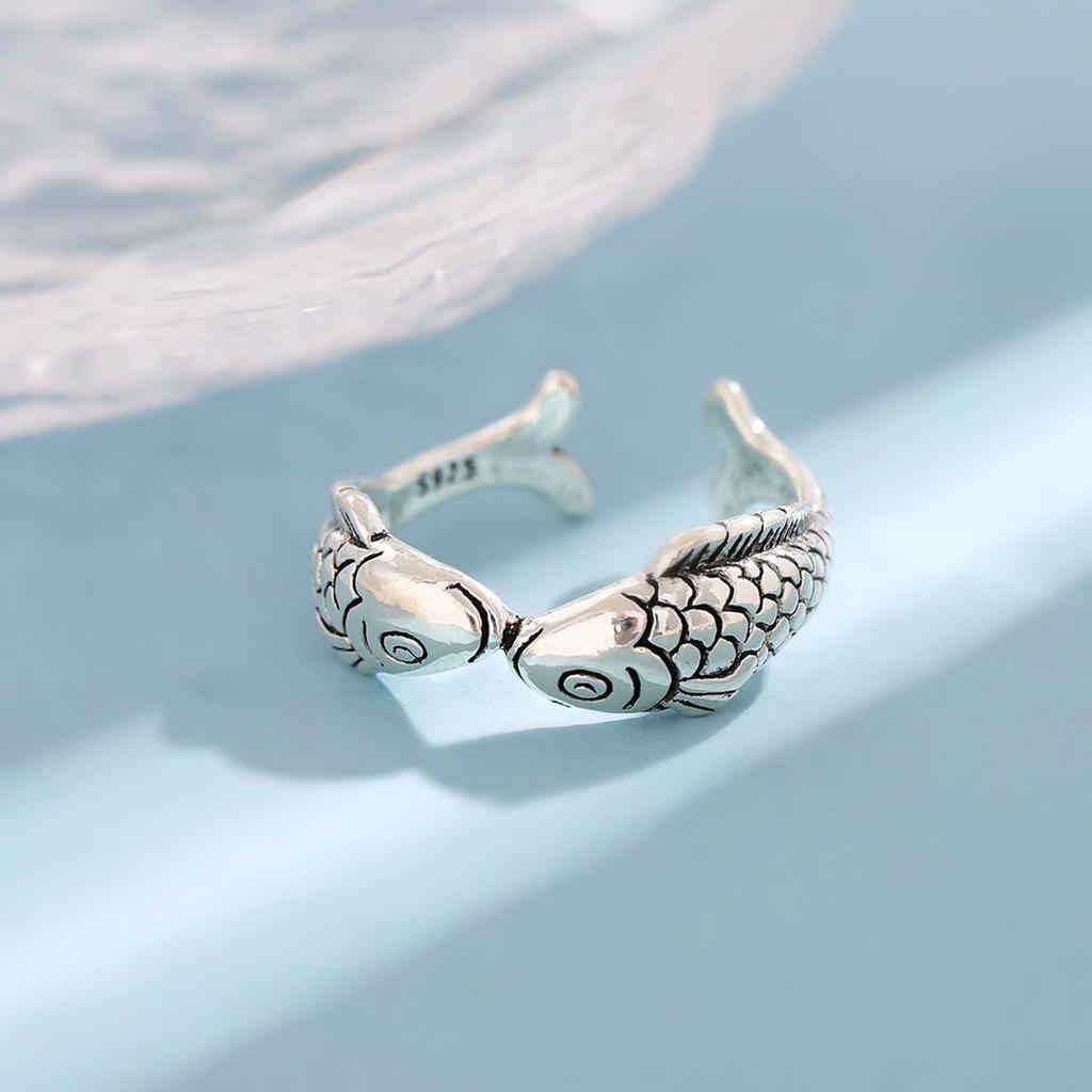 Neuer Retro 925er Sterlingsilber Schmuck Thai-Silber Mode Kleiner Goldfisch Fische im Zeichen der Fische Küssendes Tier Elegante Öffnungsringe R143