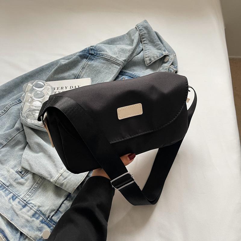 Einfache und modische Umhängetasche Sommer Neue Mode Lässige Umhängetasche Damen Trendiges Design Kleine quadratische Tasche Damen Tasche