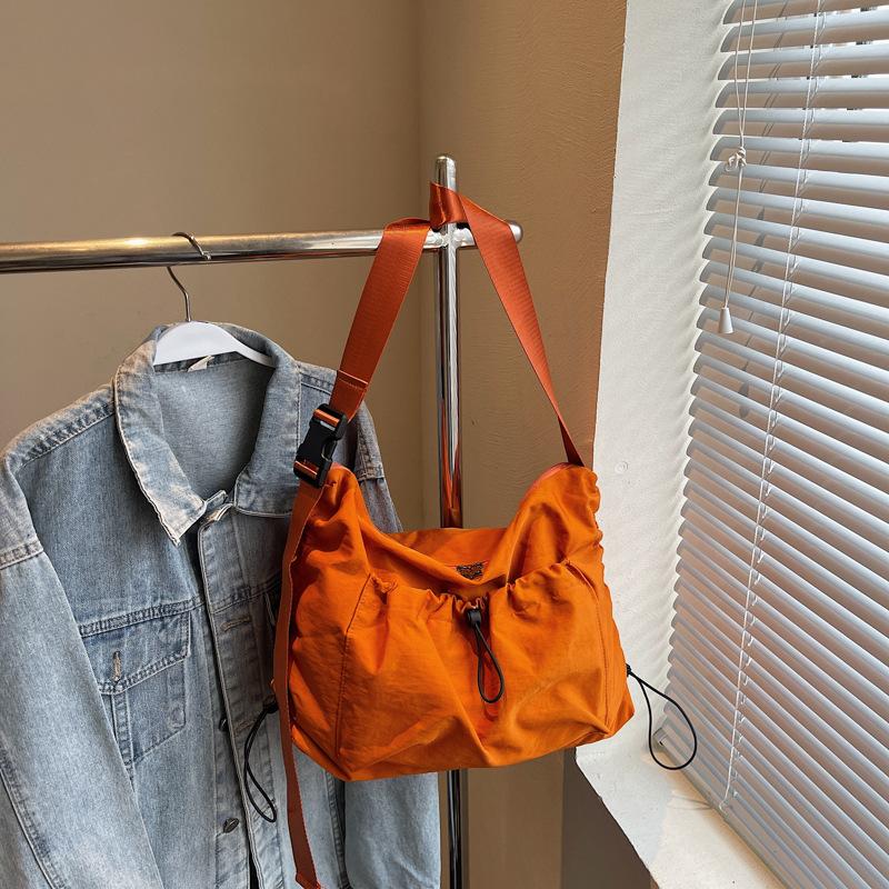 

Stylish and simple nylon bag women s bag 2025 new large-capacity leisure student versatile shoulder messenger bag commuting помаранчевий