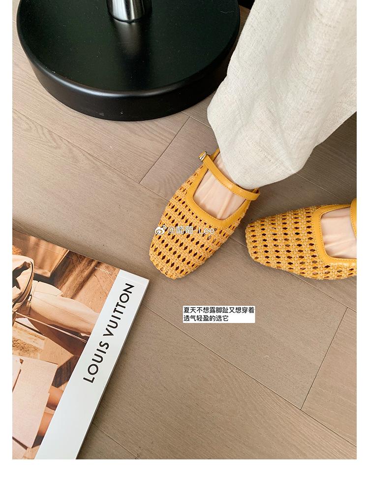 

Grape mother has the same style in stock~ Retro woven hollow square head with thick heel and versatile Muller half-drag girl spring and summer 35