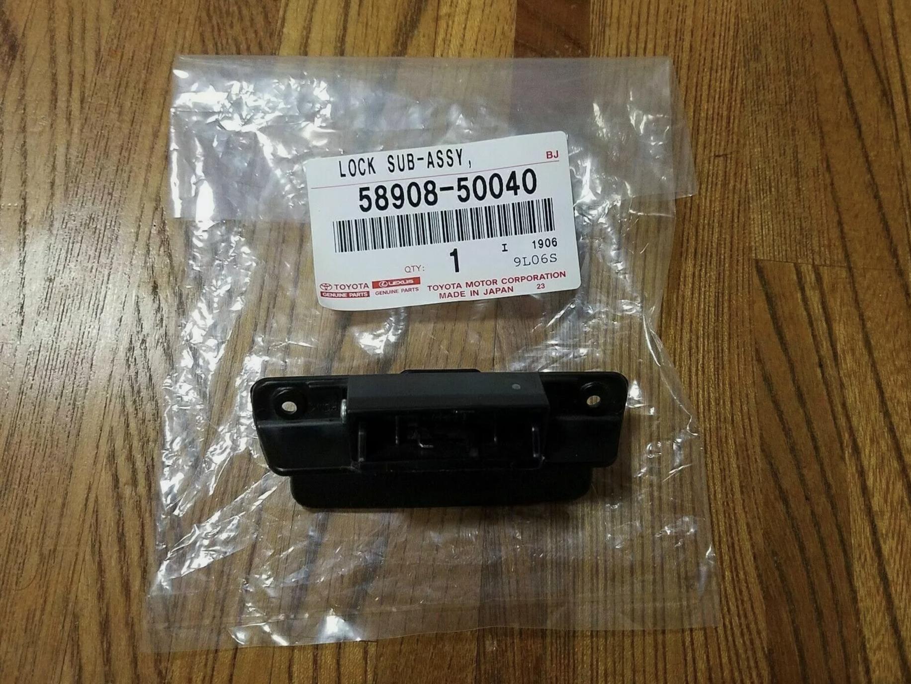 

Toyota Lexus LS430 2001-2006 Genuine Console Compartment Door Lock Assembly