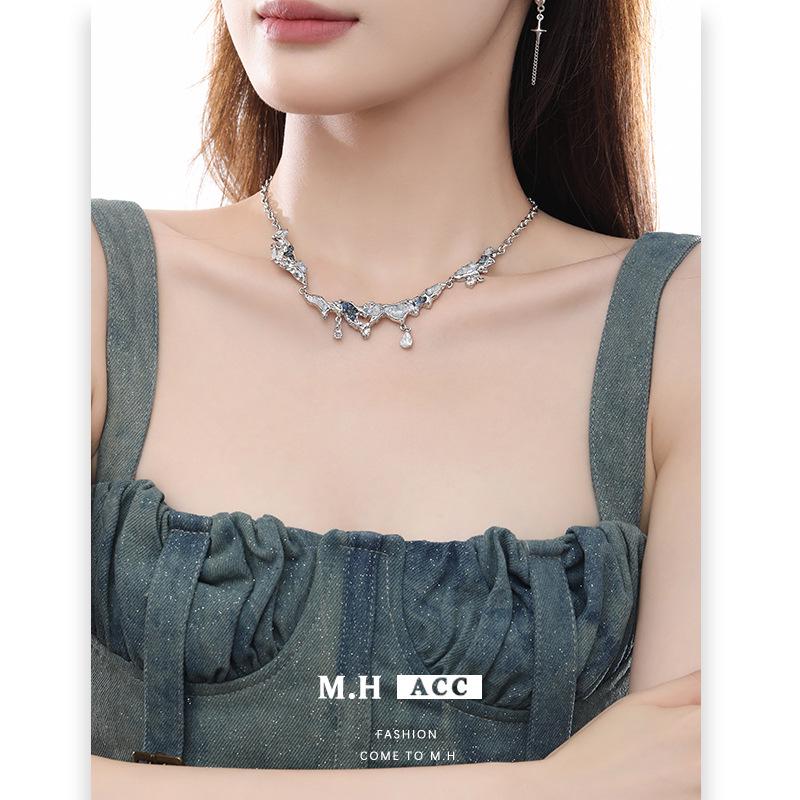 Blue & White Gradient Crushed Ice Heart Necklace - Women's Light Luxury Niche Clavicle Chain, Cool Original Design.