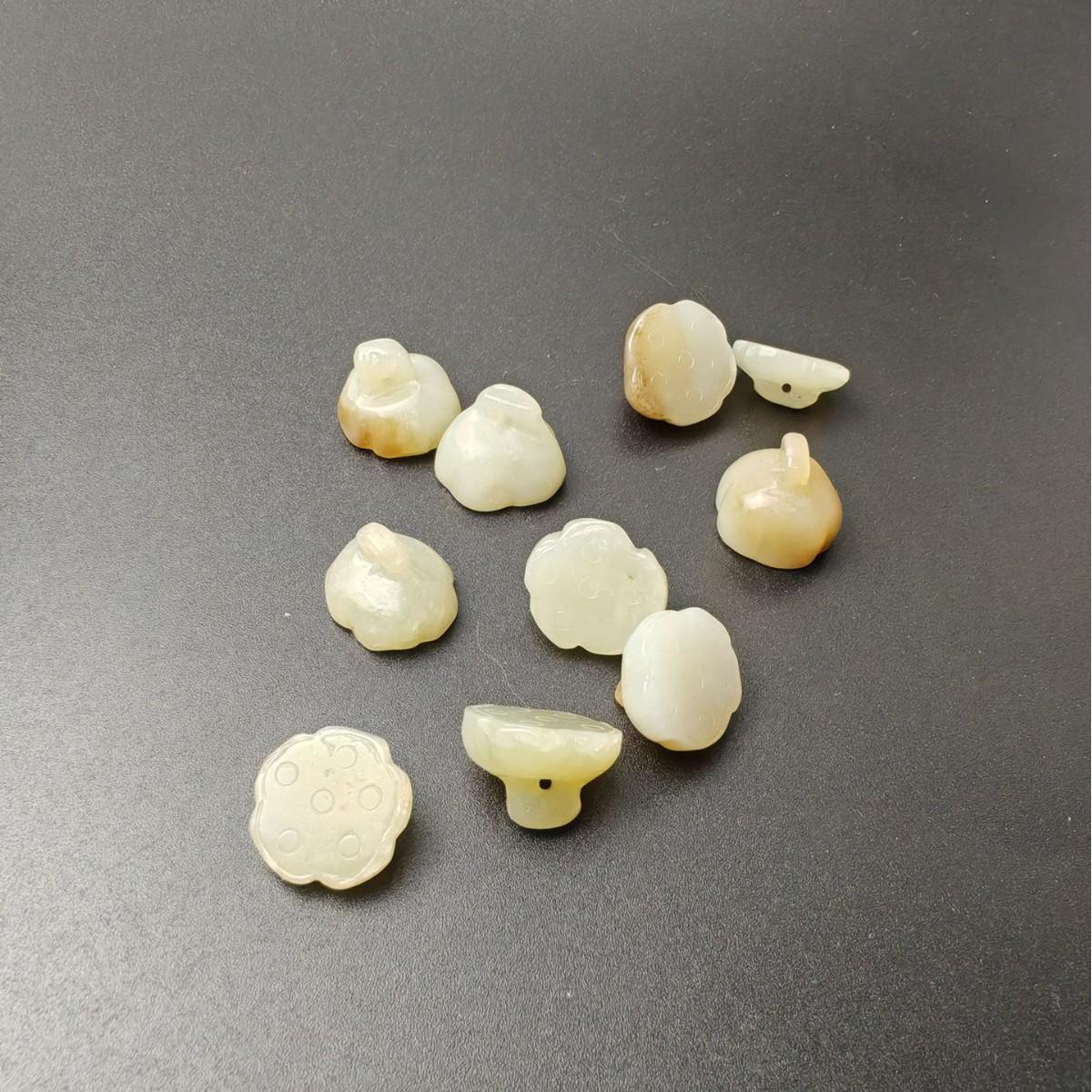 

Резные вручную бусины из хетянского нефрита в форме цветка лотоса, диаметр 1,5 см 15mm