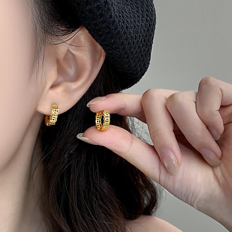 Retro Copper Coin Hoop Earrings: Elegant Women s Simple Hollow Design, Versatile and Aged for Unique Personality.