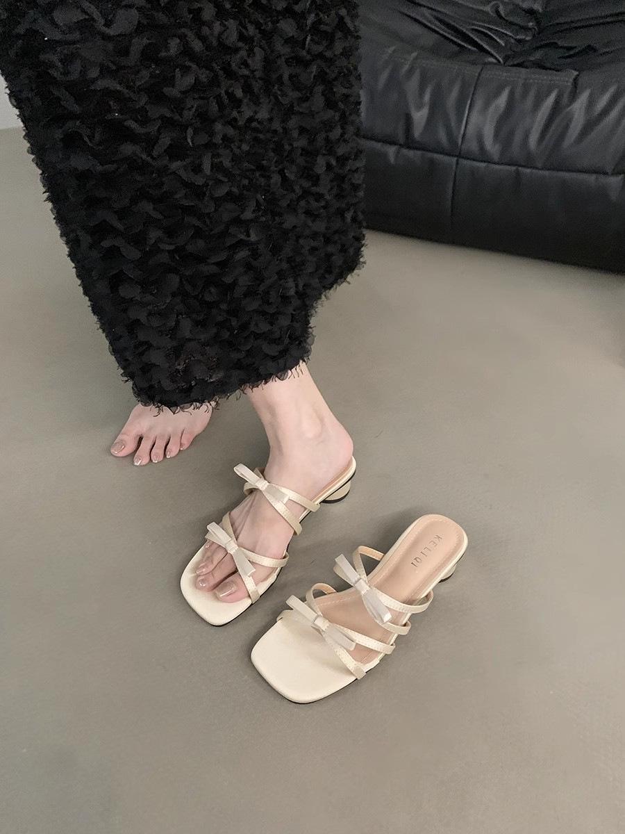 

Шикарные летние сандалии на массивном каблуке с французским бантом: Универсальные женские модные шлепанцы с квадратным носком 39 грязно-белый