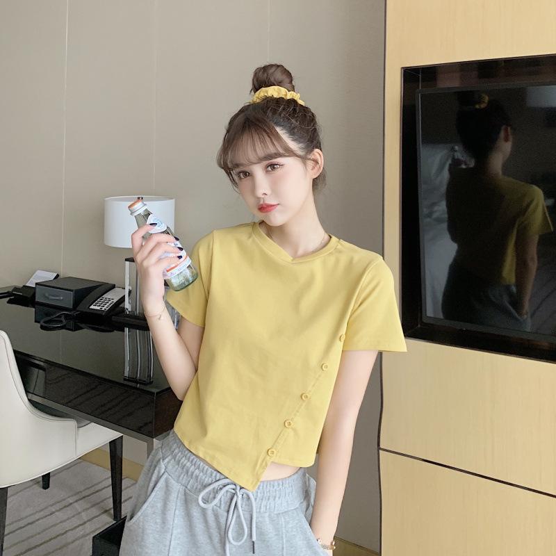 

Женский однотонный укороченный топ Sweet & Spicy 2025 года — короткие рукава, нестандартная застежка на пуговицы, модный летний стиль.