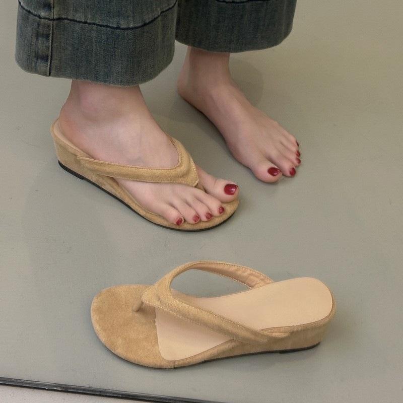 Small slope heel flip-flop shoes women wear in summer to increase height and thin yellow beautiful beach cool slippers women