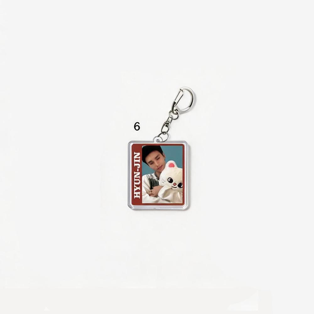 1 Stück Stray Kids Mitglied Schlüsselanhänger Niedlich Polaroid Stil Echtes Foto Figur Hält SKZOO Puppe Anhänger Schlüsselanhänger für Taschen, SKZ Merch STAY Fans Sammlung Geschenk