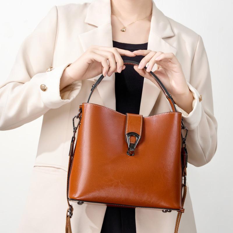 Oil wax leather wide shoulder strap versatile portable large-capacity women's messenger bag new leather bag women's premium bucket bag
