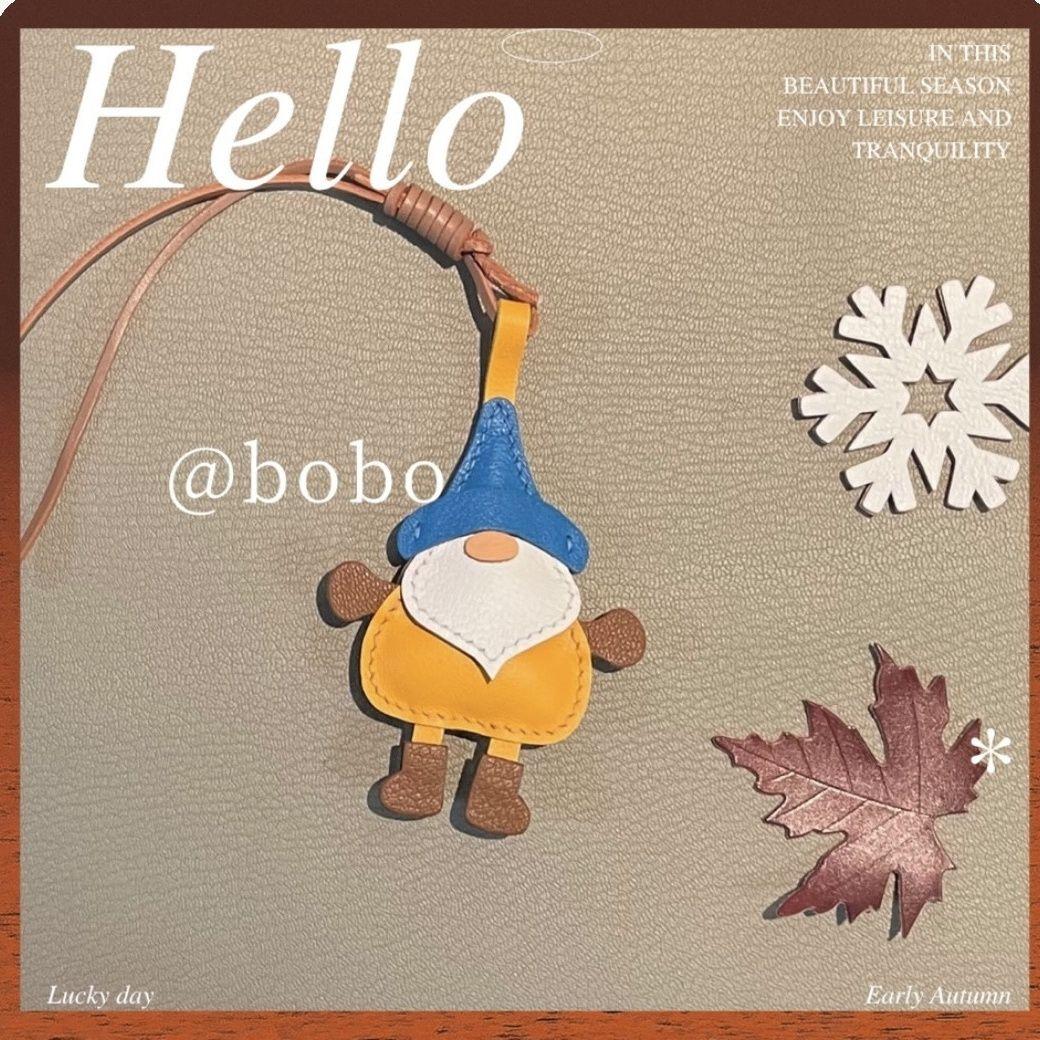 

Кожаный брелок ручной работы в виде маленького лесного гнома, украшение для сумки или ключей от машины, подарок