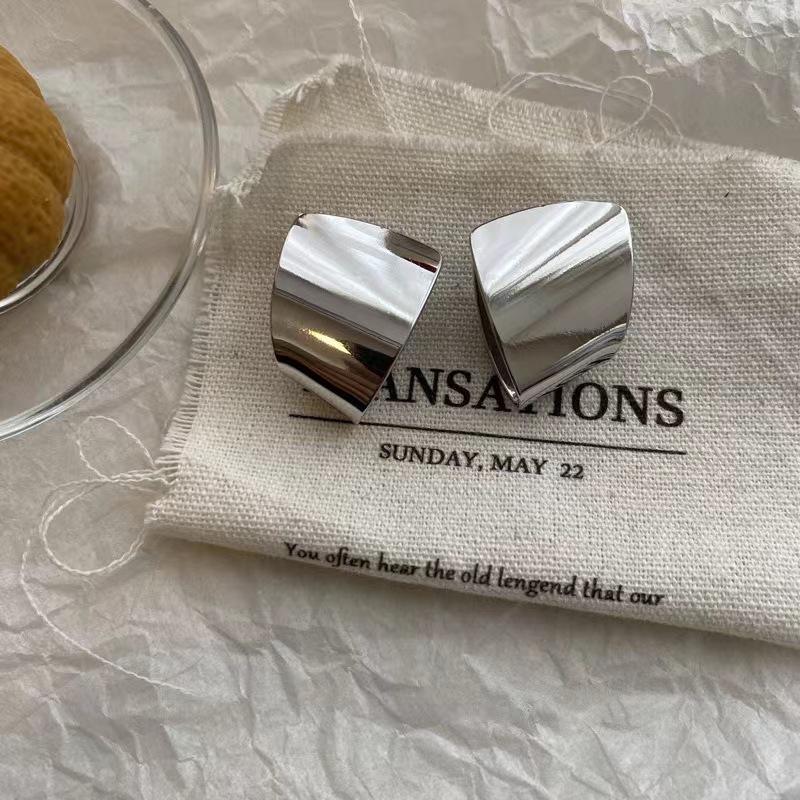 

2024 г. Трендовые европейские и американские глянцевые геометрические высококачественные текстурные серьги серебряный