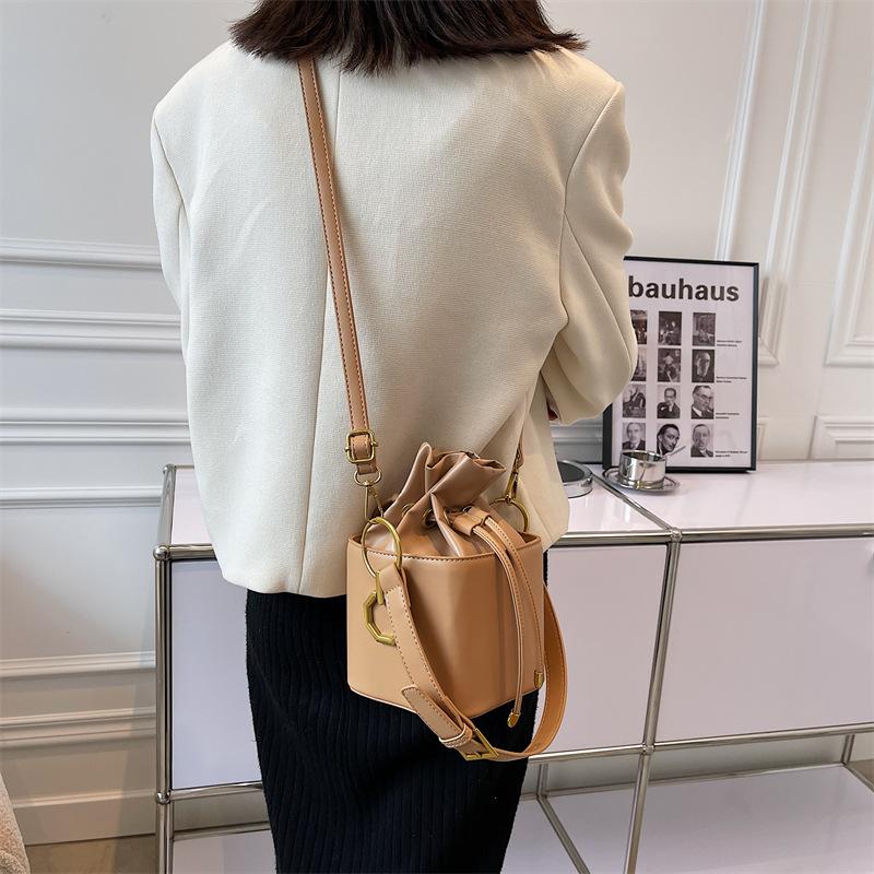 Bag Women's 22 Autumn and Winter New Niche Design Portable Drawstring Bucket Bag Retro Shoulder Crossbody Bag