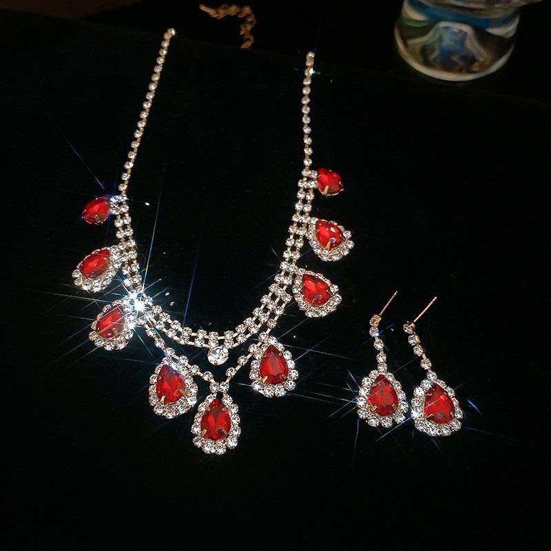 Quadratisches Ohrstecker- und Halsketten-Set mit Diamanten - ein schickes, luxuriöses und hochwertiges zweiteiliges Set mit exquisiter Eleganz