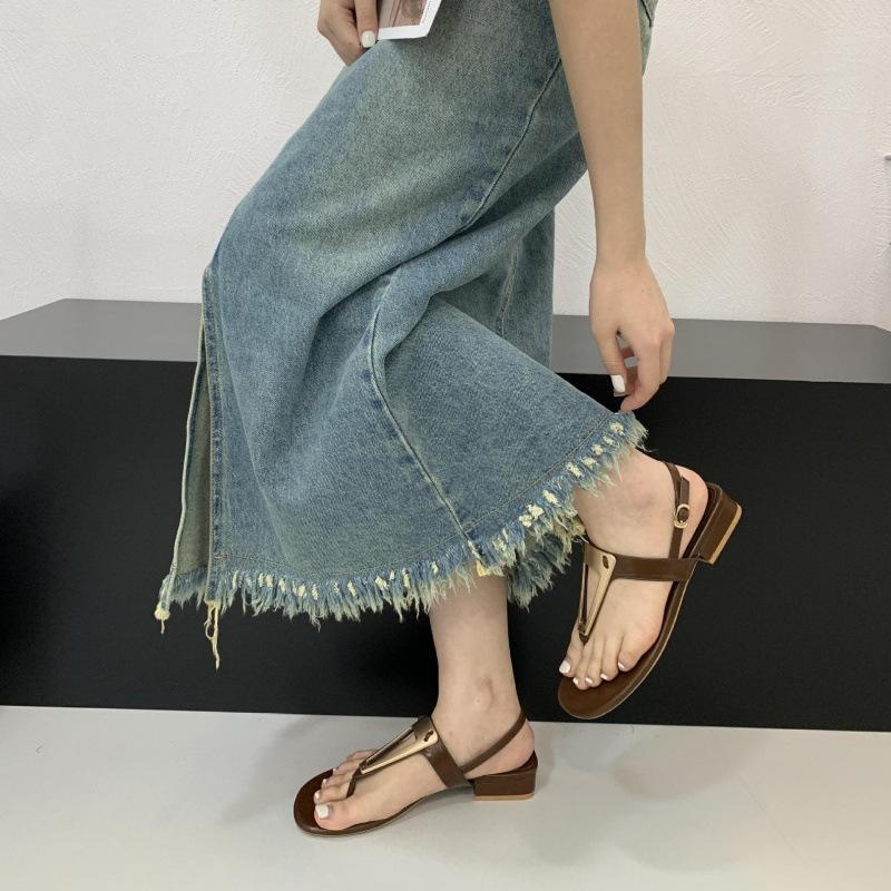 

2025 summer new women s shoes low-heeled sandals one-button thick-heeled sandals female summer fairy wind beach shoes tide 39 темно-коричневого