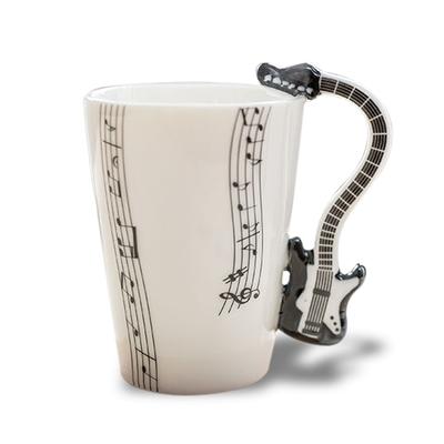Kubek z uchem w kształcie czarnej gitary kubek porcelanowy