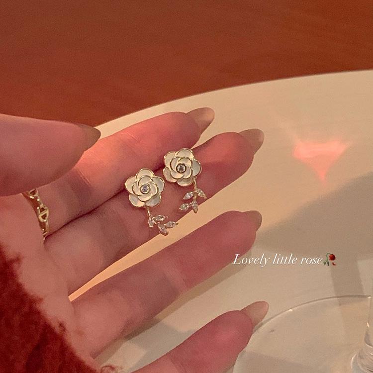 2025 Spring/Summer Floral Pearl Stud Earrings - Elegant Women's Light Luxury Edition