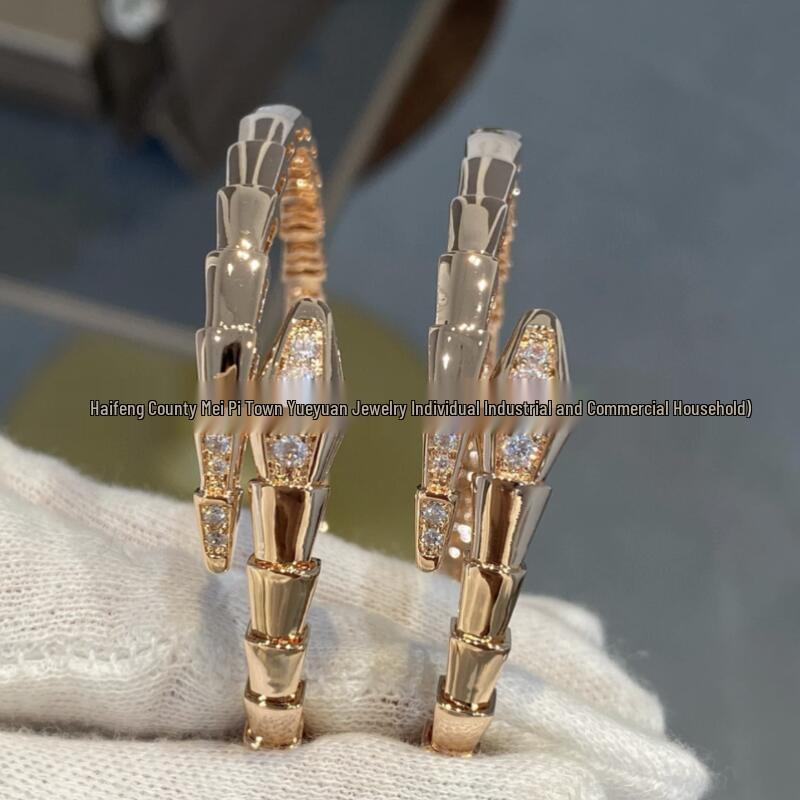 Браслет-змея с бриллиантами, головой и хвостом, минималистичный дизайн, открытый и регулируемый.