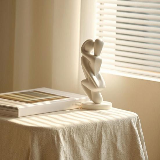 Three-dimensional Effect Statue 3D Printed Hugging Couple Sculpture, Abstract Embrace Figurine with Smooth Curves, Minimalist Balanced Weight Ornament