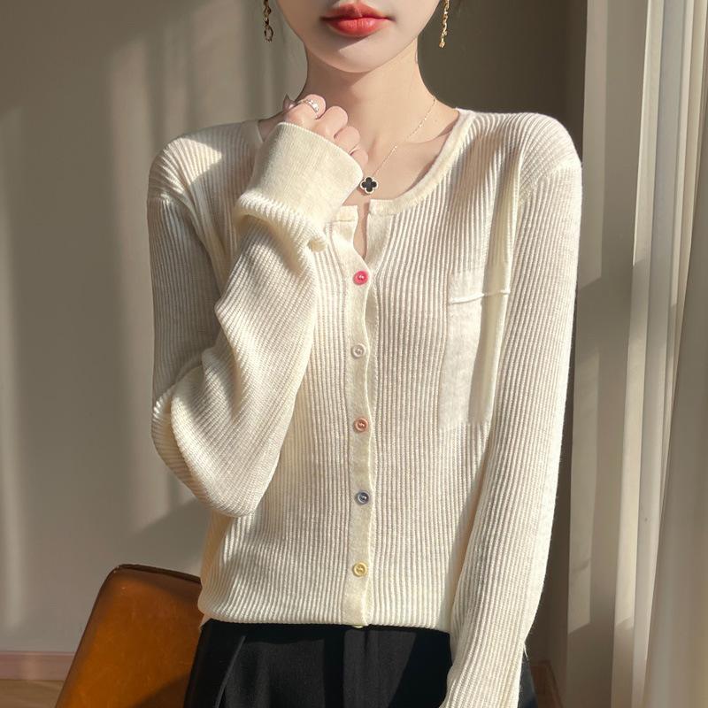 

Весенне-осенний новый кардиган крупной вязки с V-образным вырезом в корейском стиле для женщин, с цветной пряжкой и декоративными карманами, легкое пальто с чувством дизайна XXL бежевый