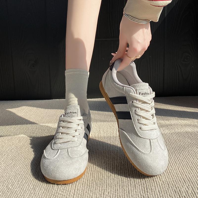 Vintage leichte deutsche Trainingsschuhe Damen 2025 Frühling neue Mode Schnürschuhe gelbe Sneaker flache matte Leder-Sneaker