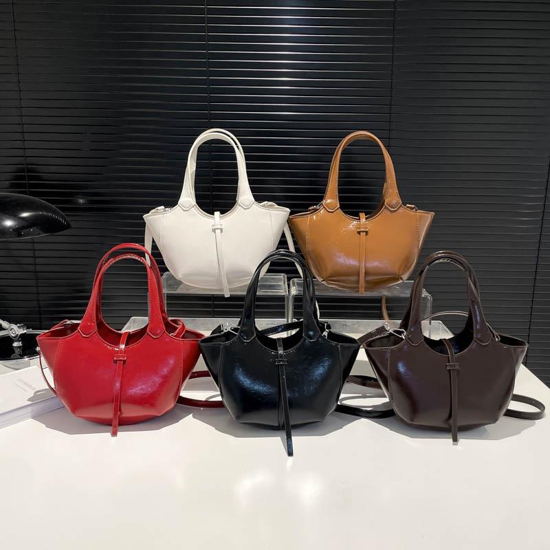 Nischenhandtasche, neue Damentasche für den frühen Frühling, hochwertige Retro-Schultertasche, einfache Pendler-Umhängetasche