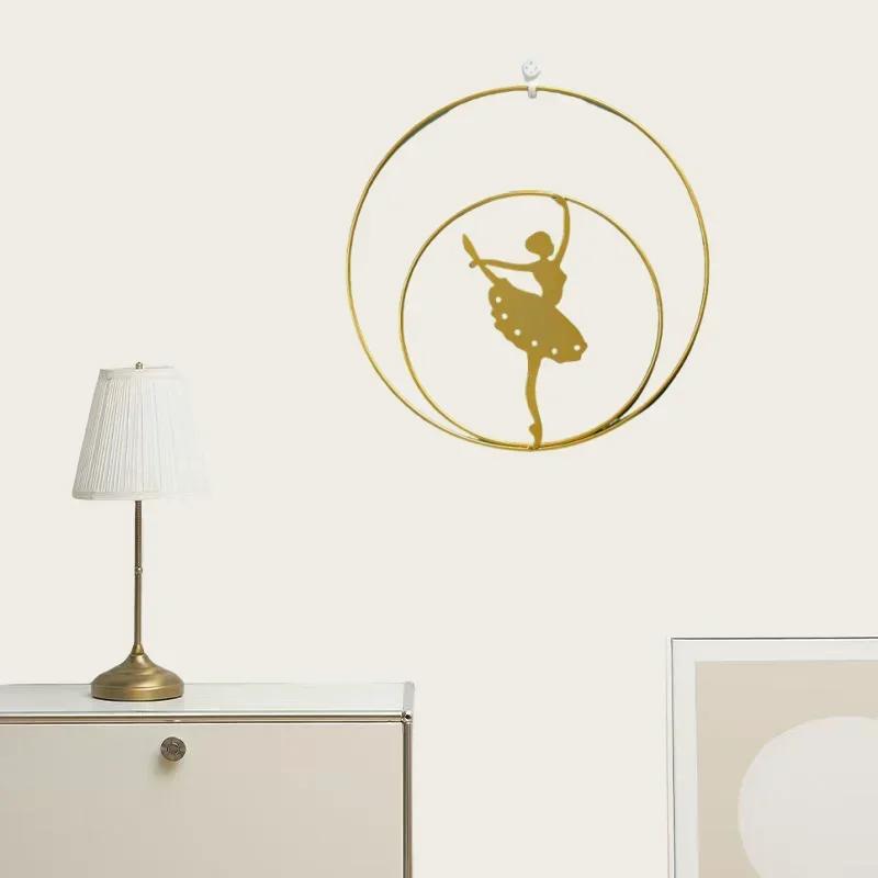 Wanddekoration Wohnzimmer im nordischen Stil, leichter Luxus, die Hintergrundwand ist mit Eisenbildern für die Zimmerkopfwand dekoriert