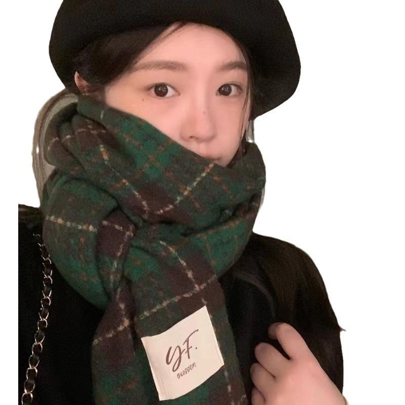Ding walks around with white green plaid imitation cashmere scarf, women's winter warm retro student long shawl, cold-proof scarf