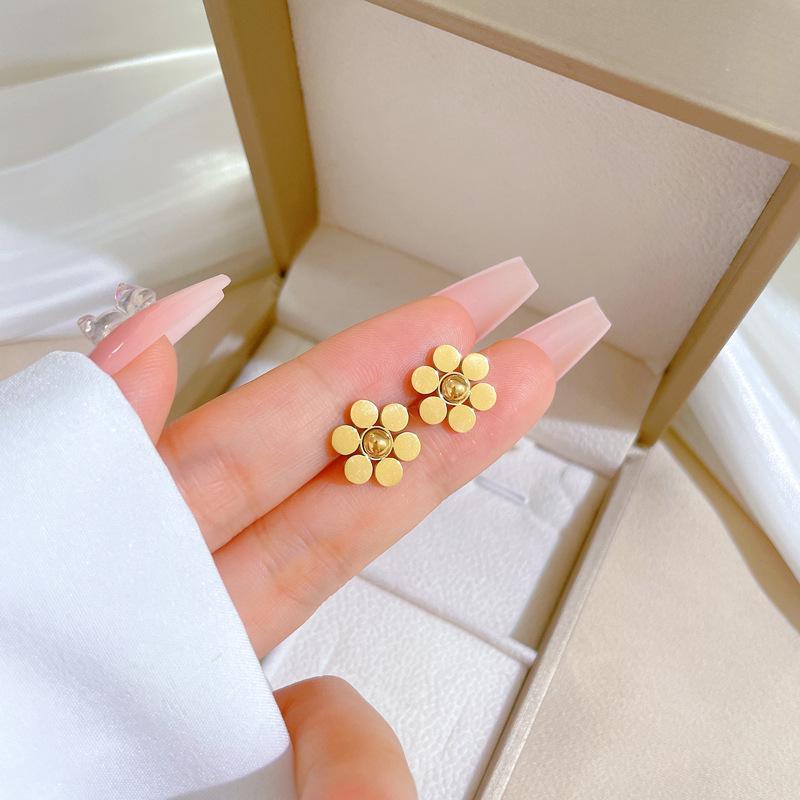 Cercei minimaliști tip stud din oțel titan cu sidef și trifoi cu patru foi - Design androgin pentru temperament individual și eleganță de banchet.