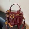 Eine stilvolle Handtasche mit einem Nischen-Design, eine retro, exquisite und elegante tägliche Allround-Umhängetasche.