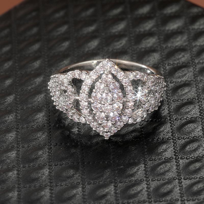 Fashion Exquisite Hollow Inlaid Shiny Synthetic Zirconia Ring for Women Elegant Classic Wedding Engagement Perfect Jewelry Gifts