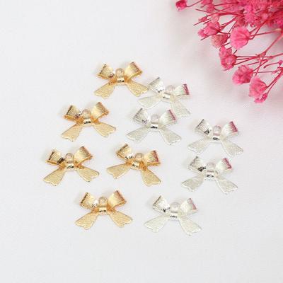 50 Stück farbbeständiger, mit 14 Karat Gold umwickelter Schleifenanhänger, matter Schmetterling, einzelner hängender Anhänger, DIY-Handarbeit, Material, Verbindungsschnalle für Fliege