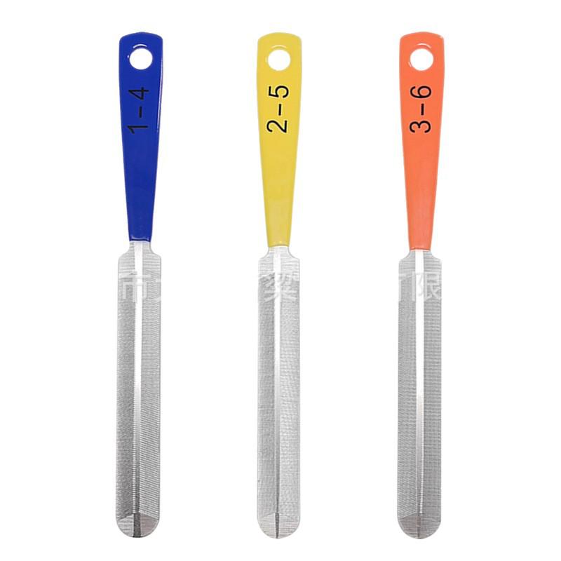 Verktygssats för filning av gitarrsadelspår och justering av strängavstånd