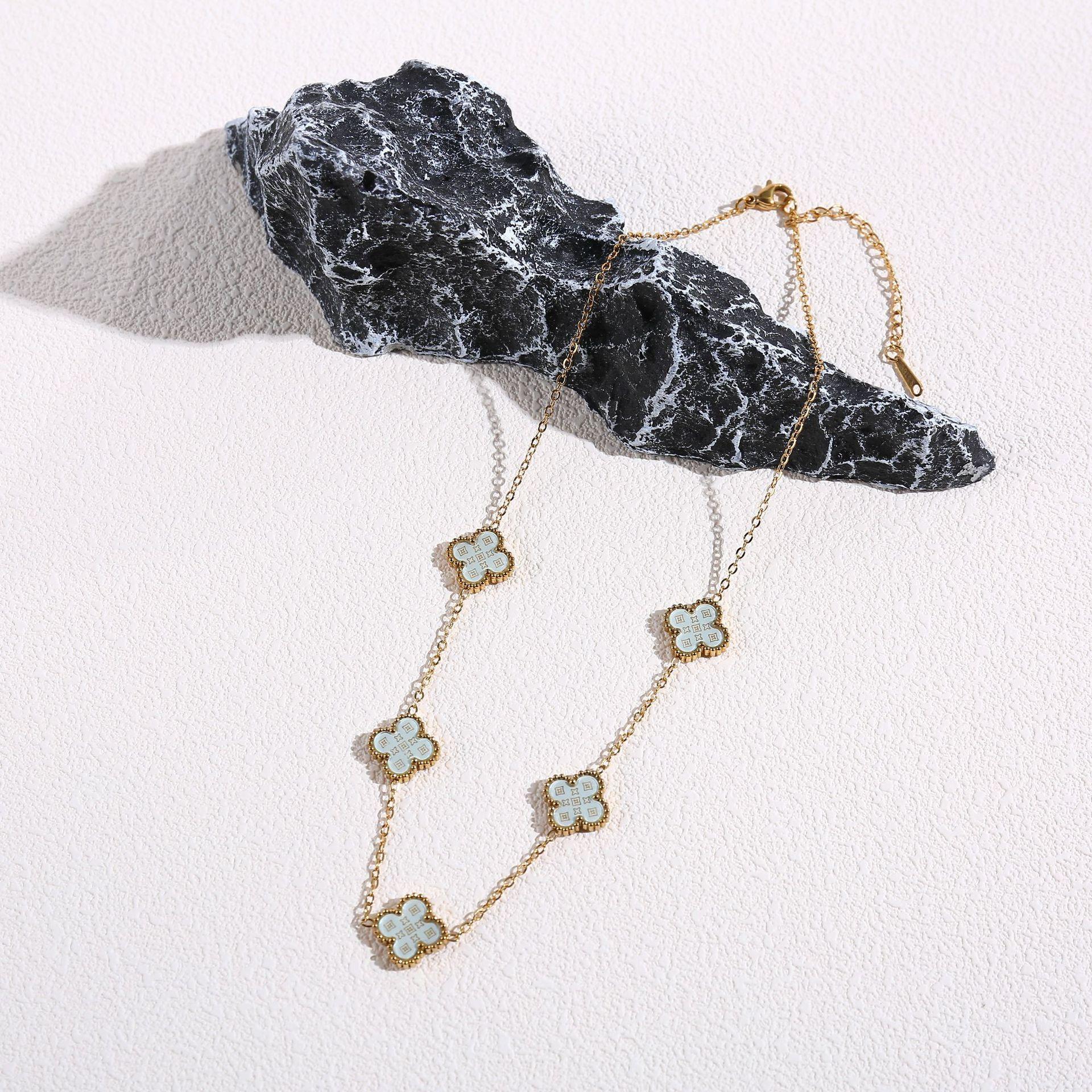 

Four leaf clover women s necklace, high-end titanium steel non fading sweater chain, lucky grass headwear accessory