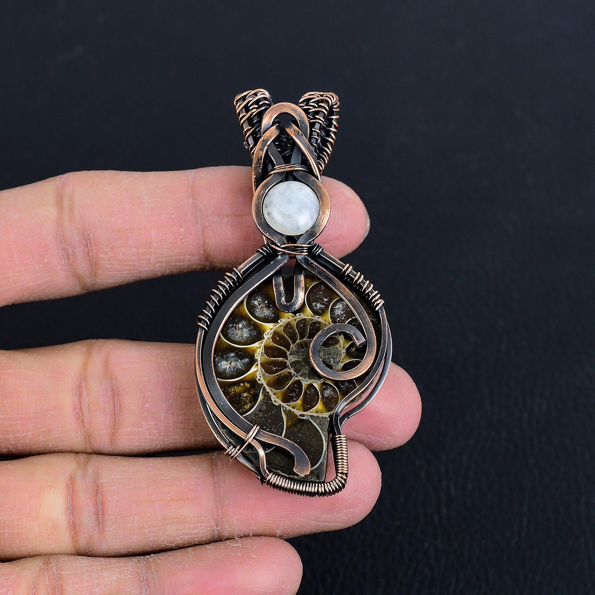 

Подвеска с окаменелостью аммонита, обернутая медной проволокой 999 пробы, подвеска из драгоценного камня ручной работы на День памяти