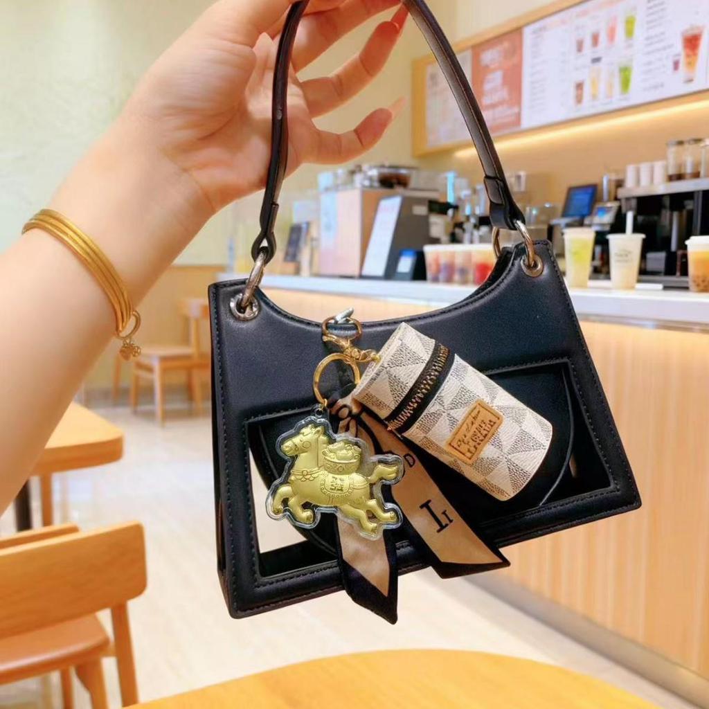 Hästens år 999 Rent Guld Välståndsnyckelring – Gyllene Ponny med Rosa Blomsterberlock för Mobil- eller Väskdekoration