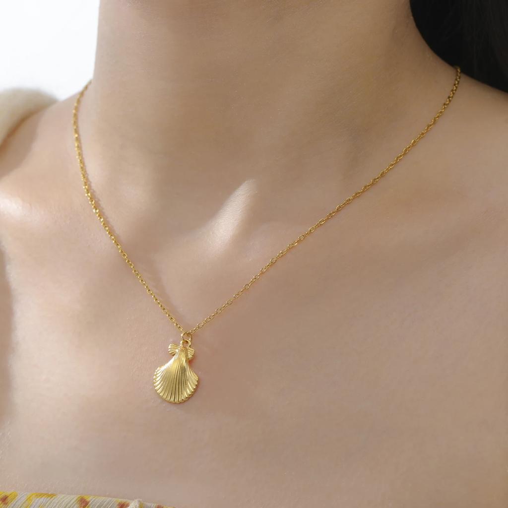 Cazador Stainless Steel Sea Shell Starfish Pendant Necklace for Women Gold Plated Chain Summer Jewelry Vacation Beach Gift