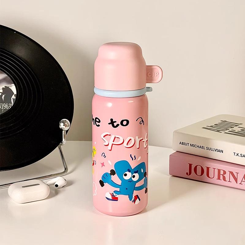 Elegancki kubek na wodę ze stali nierdzewnej z kreskówkową grafiką Uroczy dziecięcy kubek termiczny Jeden kubek Dwa wieczka Kubek ze słomką dla uczniów płci męskiej i żeńskiej