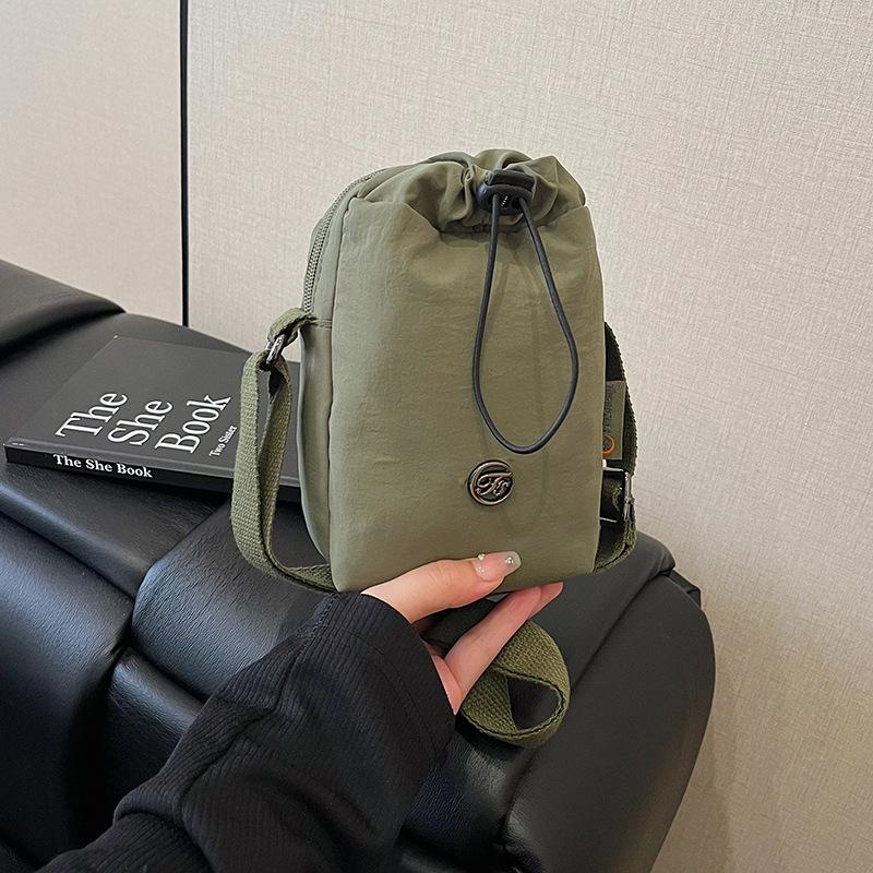 Niche design casual simple texture fashionable bucket bag 2025 summer new foreign style women's shoulder messenger bag