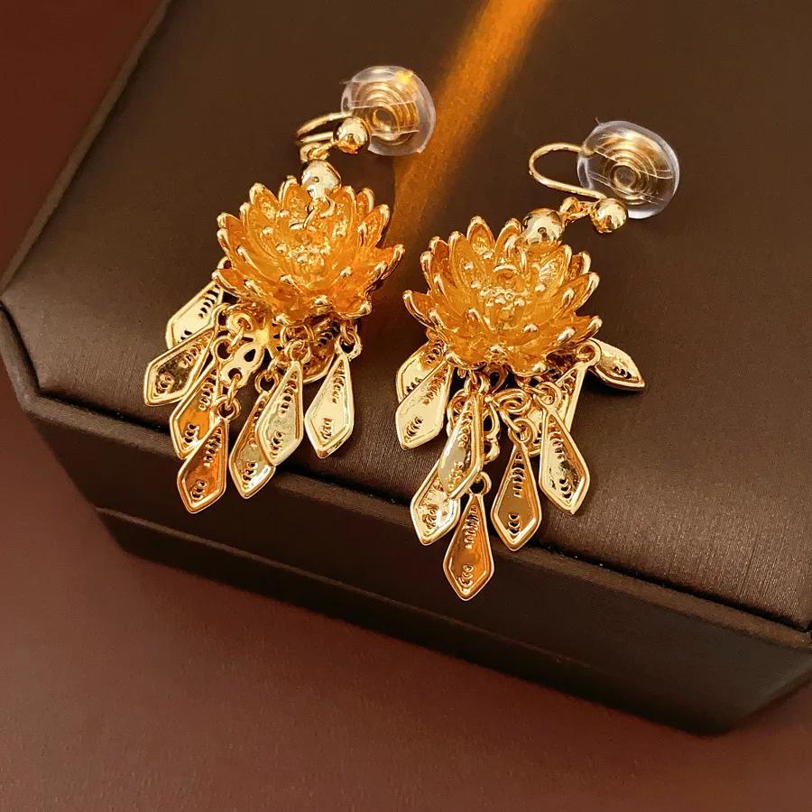 Boucles d'oreilles à clip pompon feuille de lotus plaqué or Boucles d'oreilles haut de gamme pour femmes Nouveau style chinois Zircon pour mariée de femmes anciennes