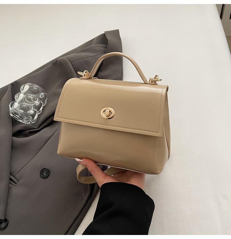 

Маленькая квадратная сумка с ручкой в ретро-стиле, женская, новая коллекция 2025 года, корейская версия, модная сумка через плечо в стиле инс, простая сумка-мессенджер из масляной вощеной кожи