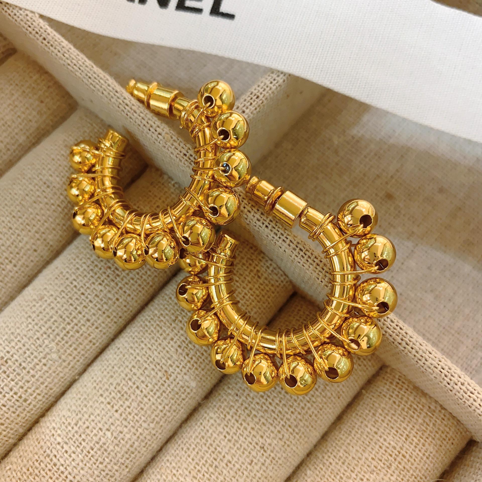 

French retro Spanish niche design exaggerated fashion beads c ring electroplated 11K gold premium earrings ears