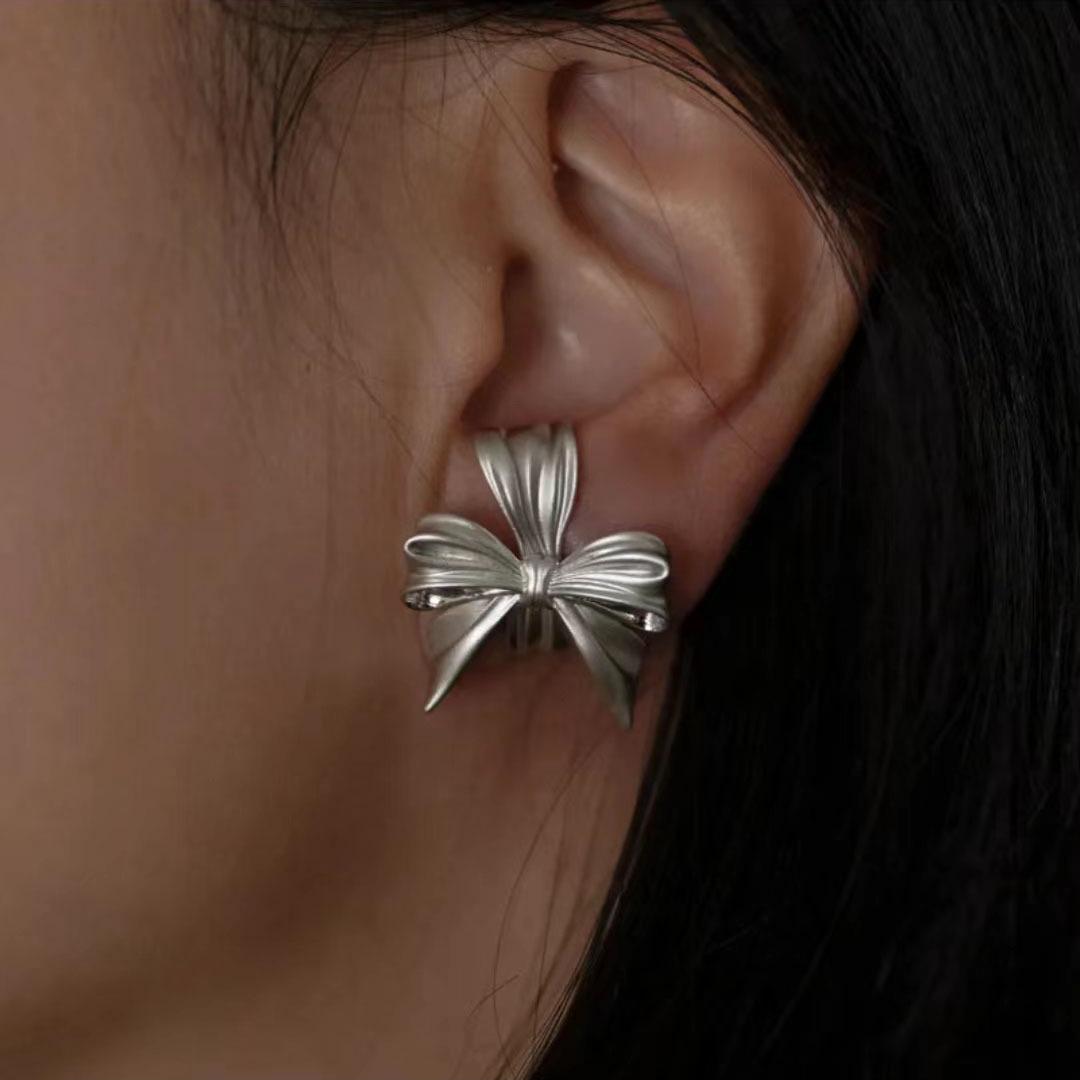 

Серьги-пусеты с бантом из серебряной иглы S925 - Универсальный холодный стиль, нишевый дизайн для женщин