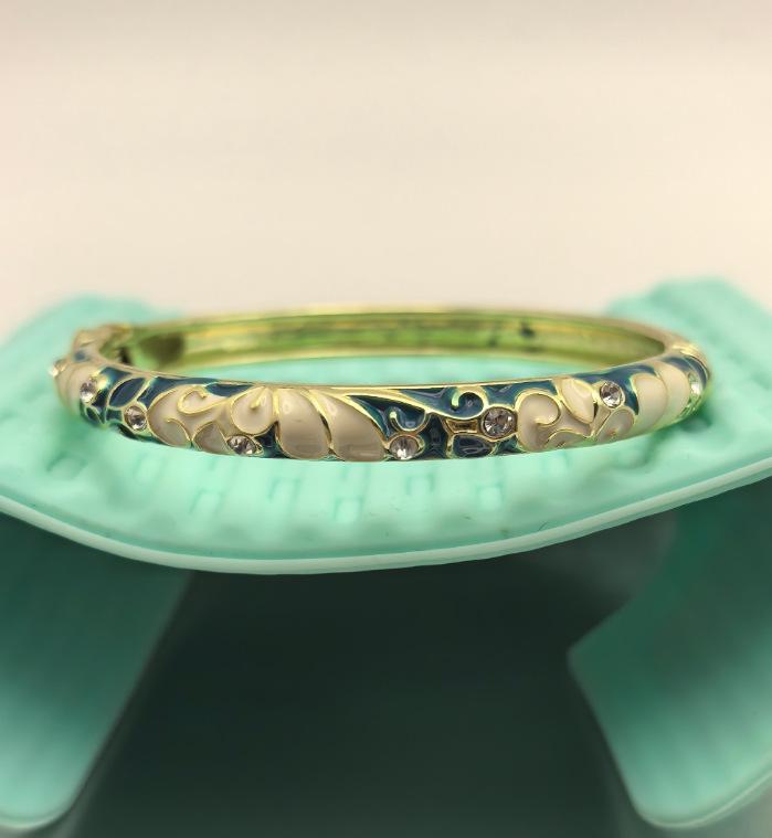 Crystal Inlaid Flower Enamel Bracelet: Elegant & Versatile Accessory