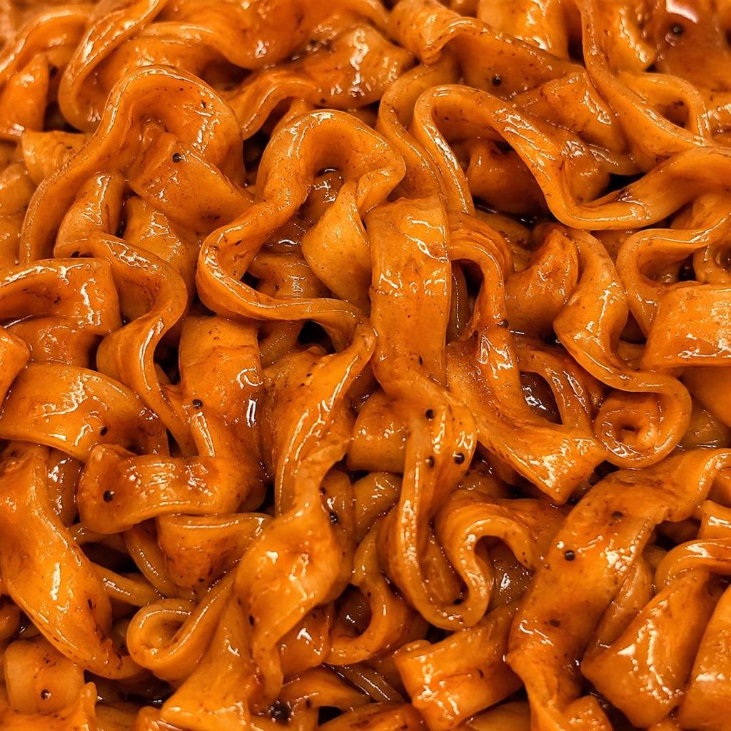 BTS ARIH Neuer Stil Gebratene Nudeln Schwarzer Pfeffer Tteokbokki Geschmack 135g