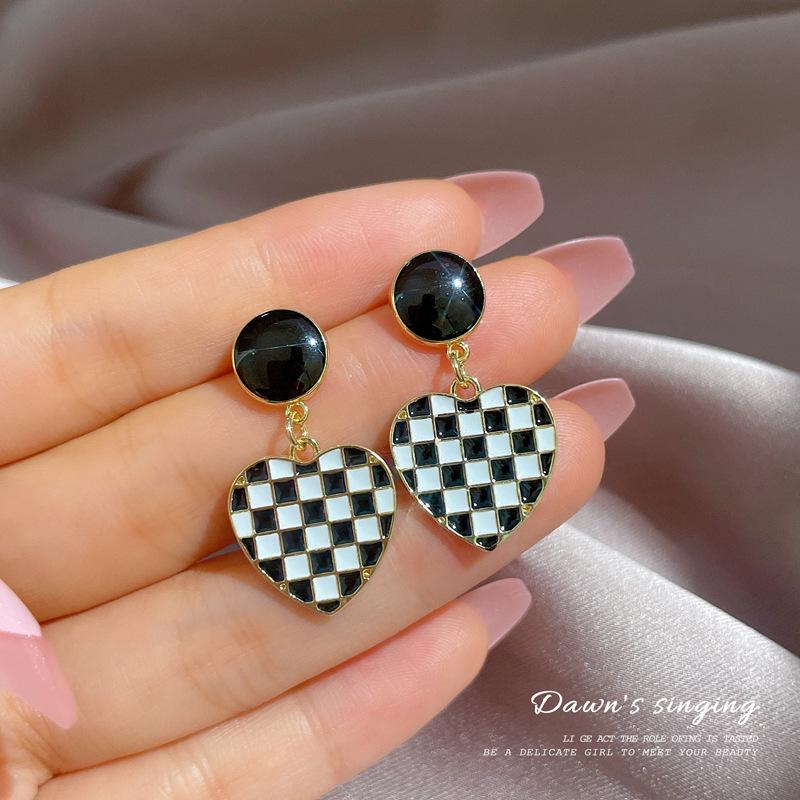 

Новый дизайн, черно-белые серьги-гвоздики в шахматном порядке, серьги-гвоздики ручной работы со стеклянным куполом, гипоаллергенные стальные серьги