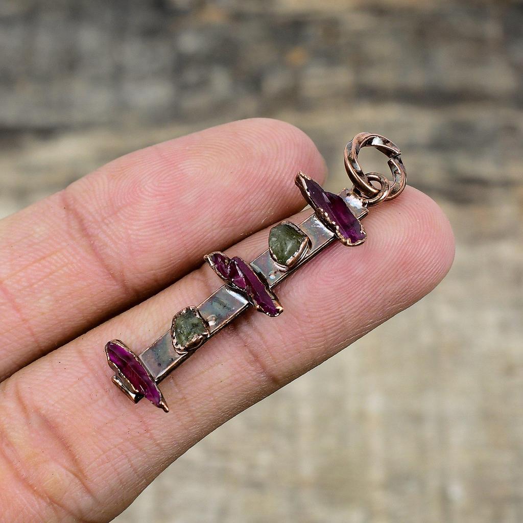 Růžový a Zelený Turmalín Surový Přívěsek Elektroformovaný Měděný Přívěsek Ručně Vyráběné Šperky Drahokamový Přívěsek Elektroformované Šperky Zásnubní Dárek