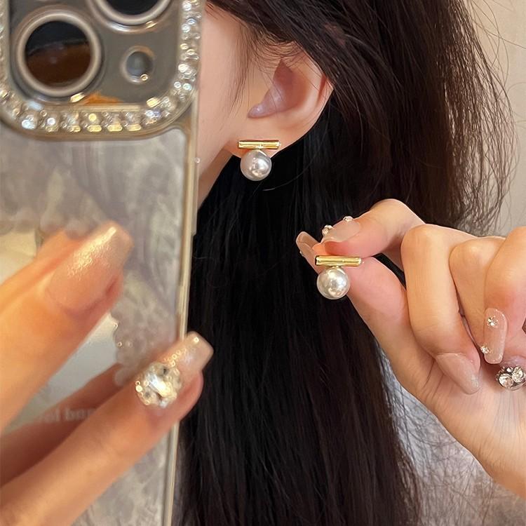 New fashion niche pearl earrings women's light luxury temperament high-end sense small fragrance style simple and versatile stud earrings